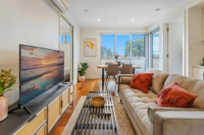 Modern 2-bed St Kilda Apartment Near Shops